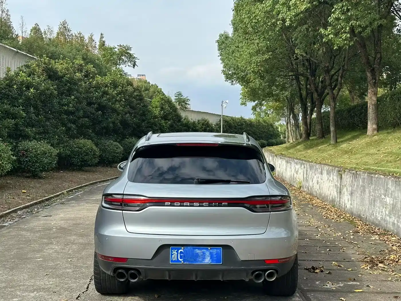 PORSCHE MACAN