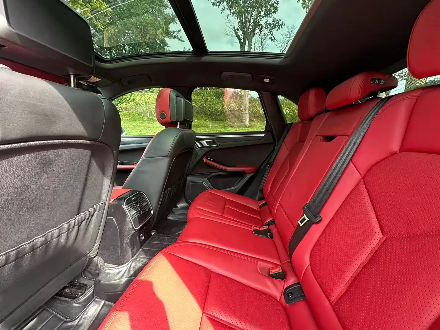 PORSCHE MACAN