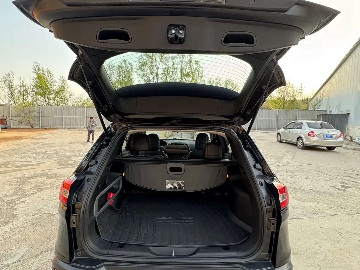Фото 6 - Jeep Cherokee
