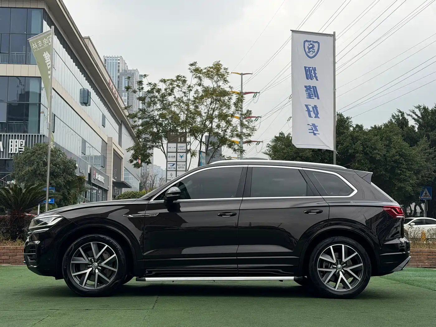 VOLKSWAGEN TOUAREG