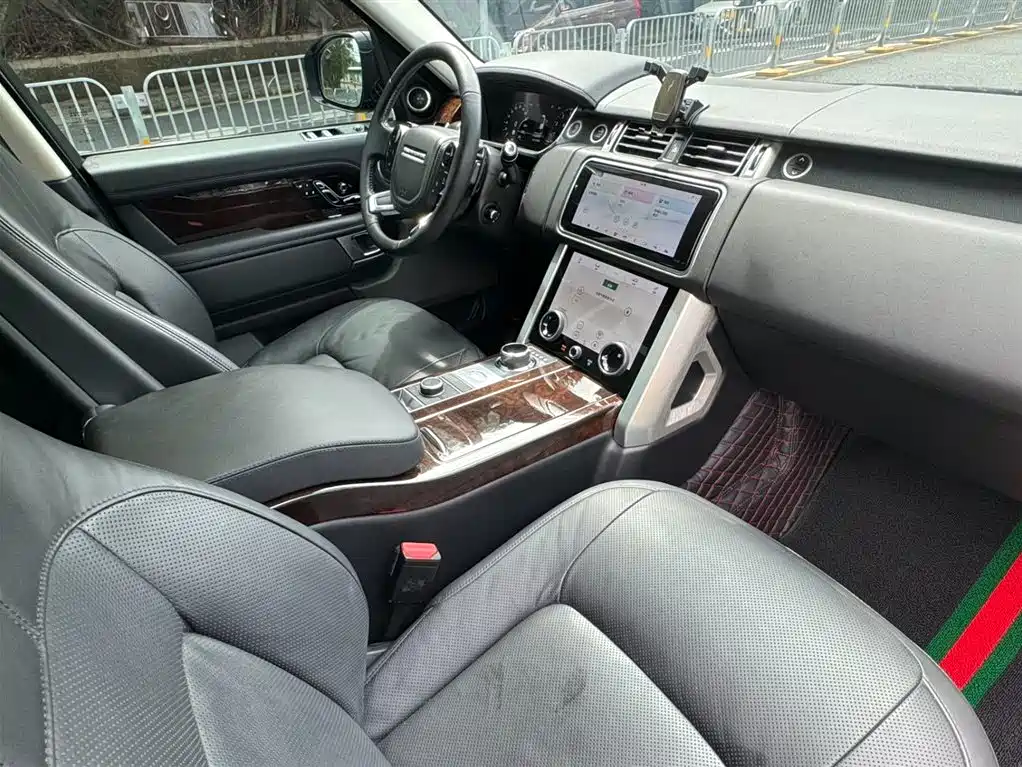 Land Rover Range Rover 2020 3.0 L6 Heritage Extended Edition фото 13