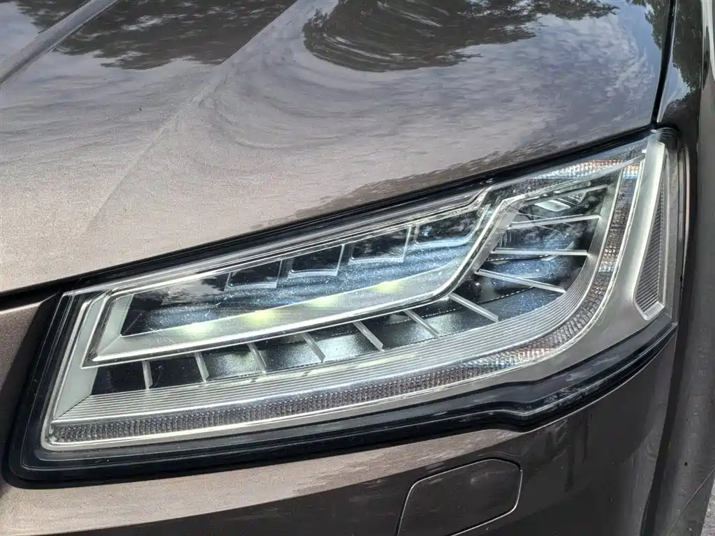 Photo 24 - Audi A8