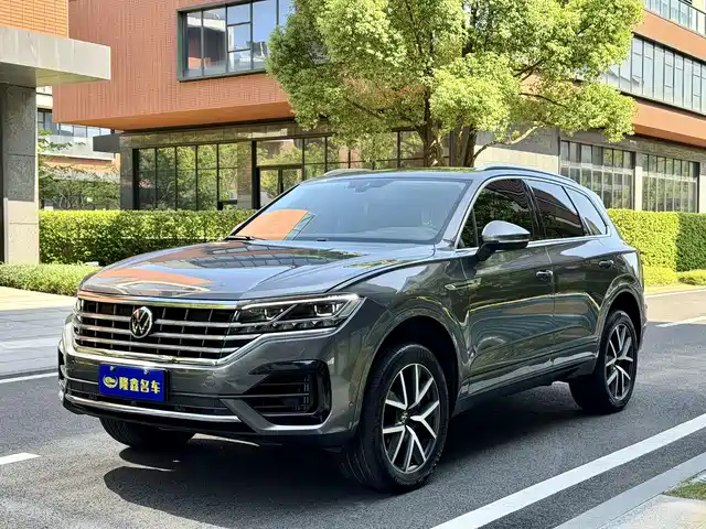 Volkswagen Touareg 2021 3.0TSI Sharp Edition with Gloss Black Sports Package