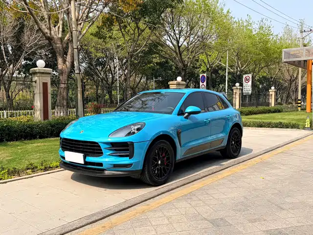 PORSCHE MACAN