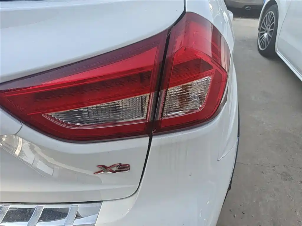 Фото 8 - Geely Vision X3