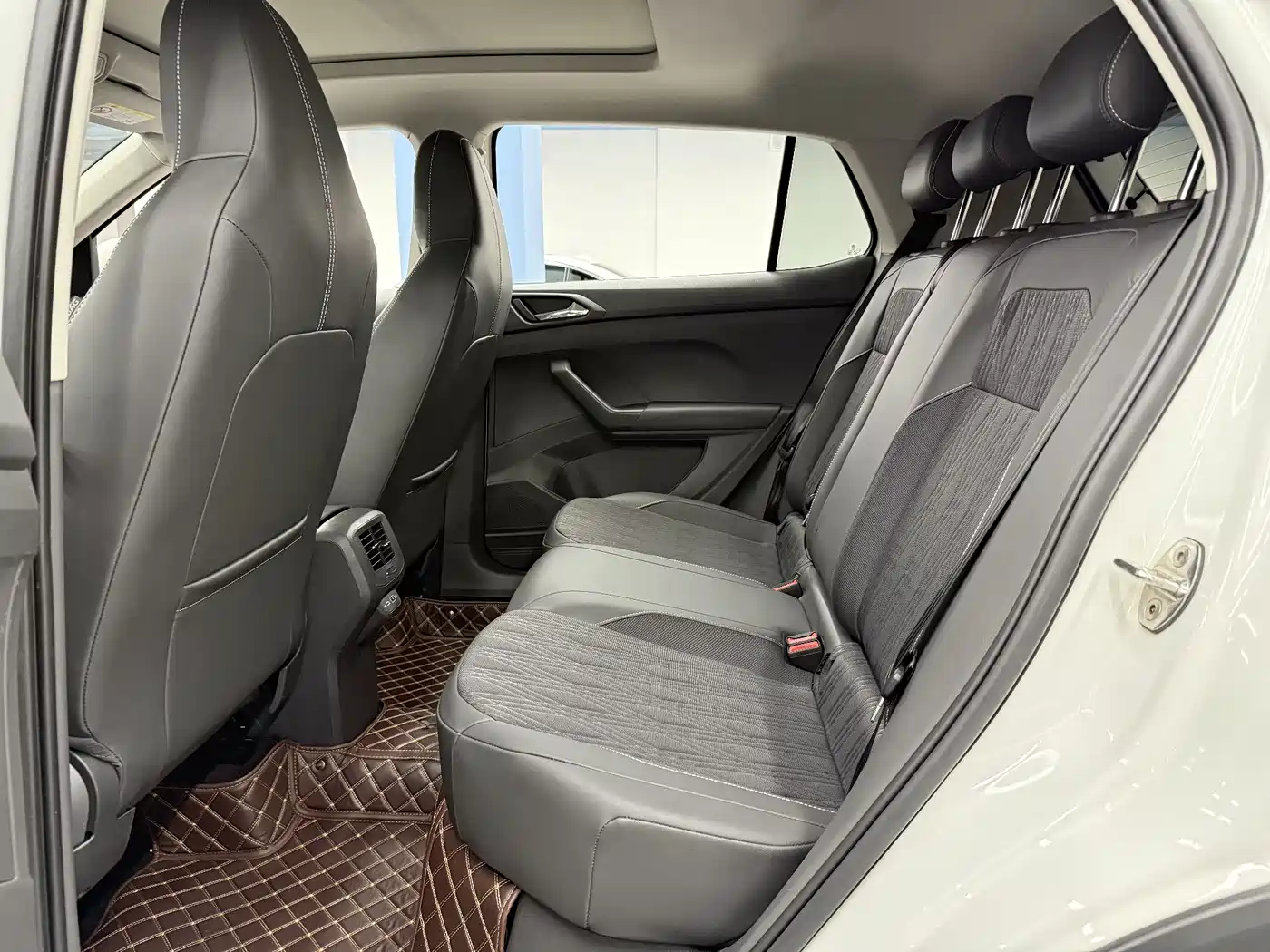 Volkswagen T-Cross 2022 280TSI DSG Luxury Edition фото 14