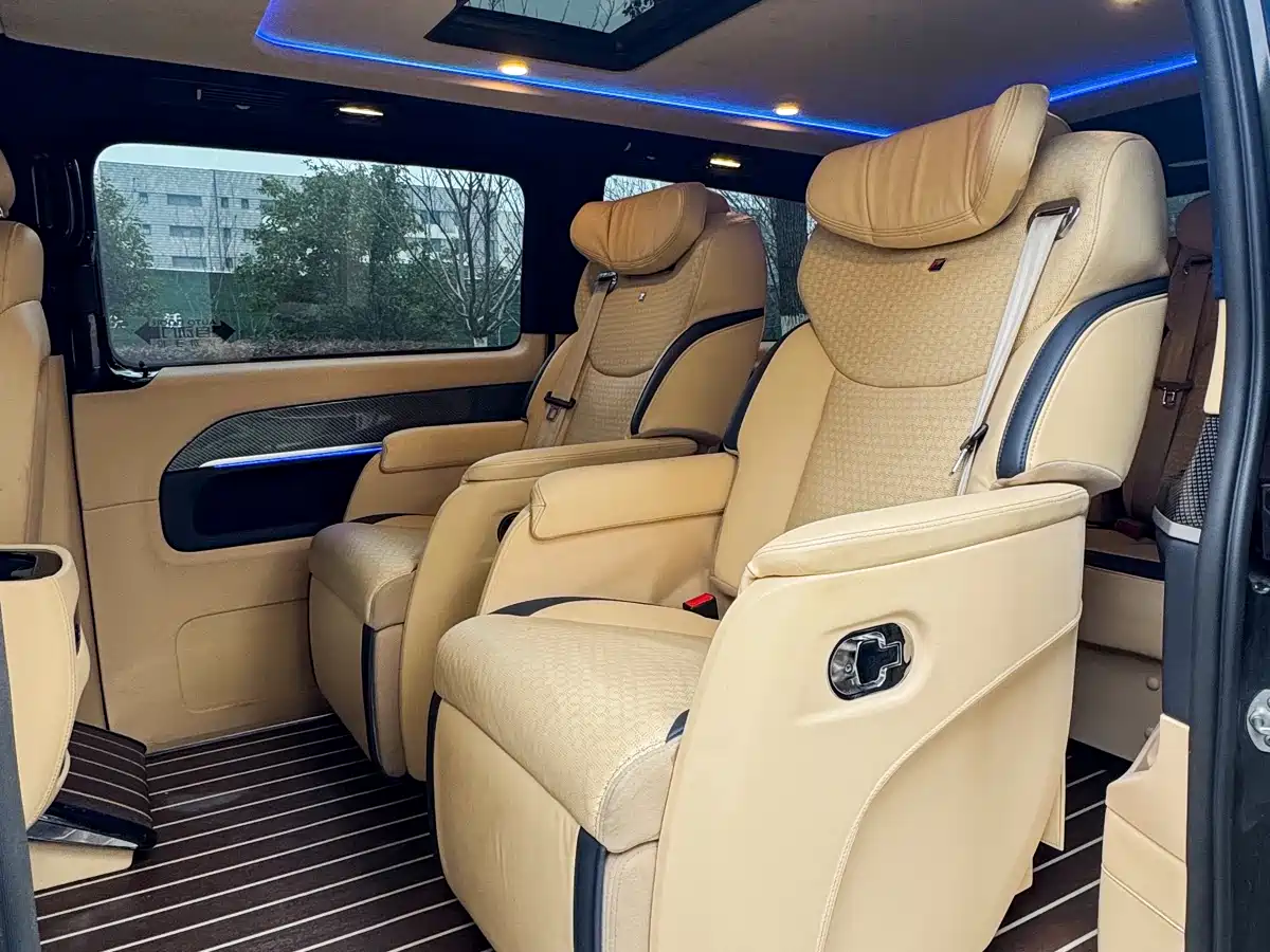 Mercedes-Benz V-Class 2018 V 260 L Premium Long Wheelbase Edition China VI фото 12