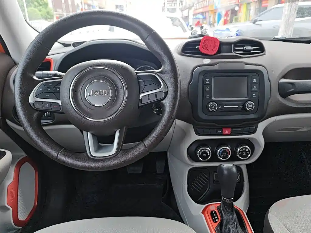 Photo 5 - Jeep Renegade