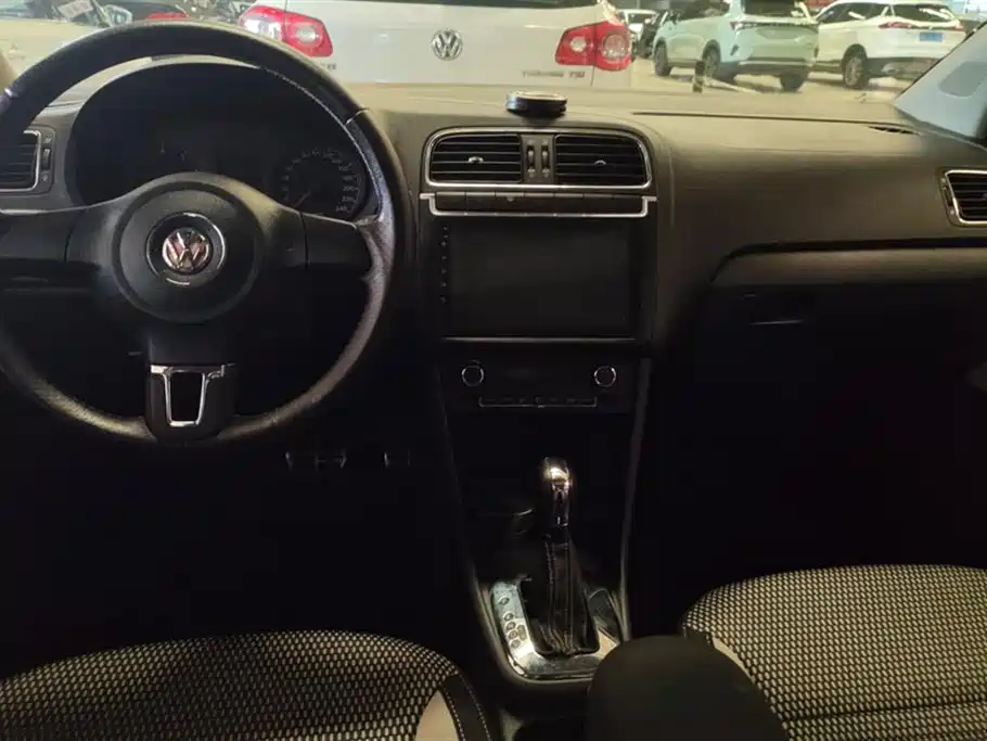 Volkswagen Polo 2012 1.6L Cross Polo AT фото 12