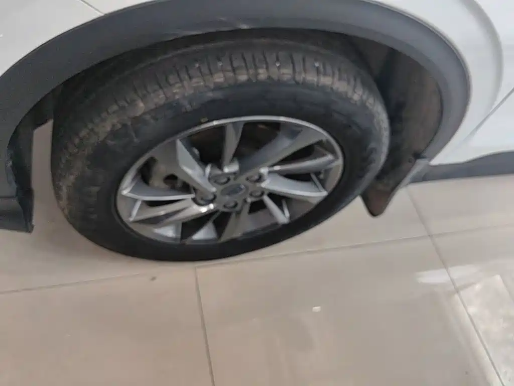 Фото 23 - Geely Coolray
