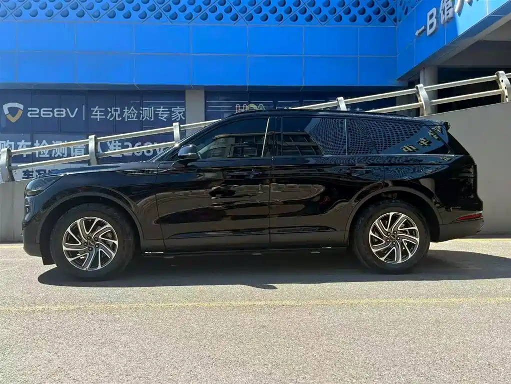 Lincoln Aviator 2023 3.0T V6 AWD Premium Cruise Edition 6-Seater фото 3