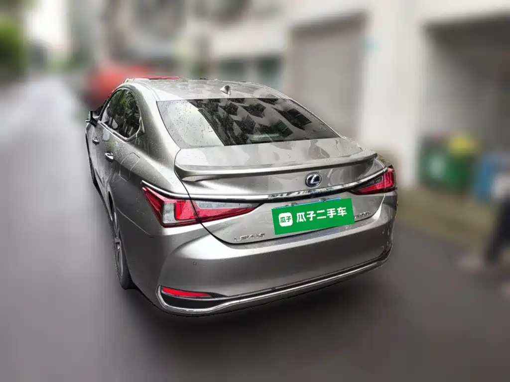Фото 25 - Lexus ES