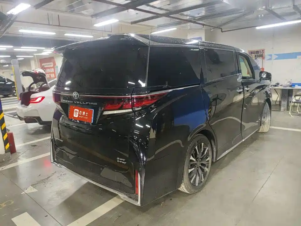 Фото 8 - Toyota Vellfire