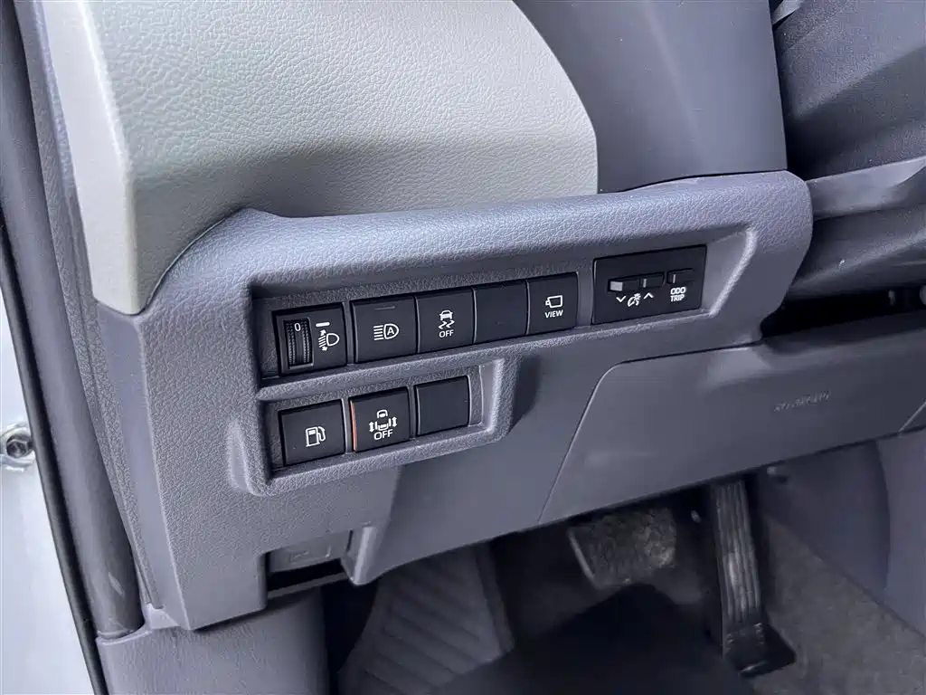 Toyota Granvia 2023 2.5L Hybrid Luxury Edition фото 26