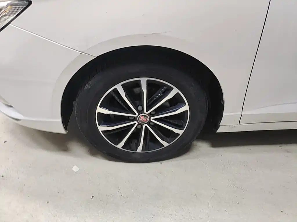 Фото 23 - Roewe i5