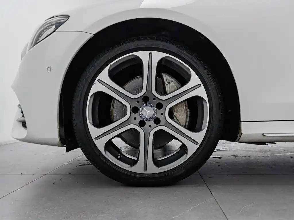 Photo 17 - Mercedes-Benz E-Class