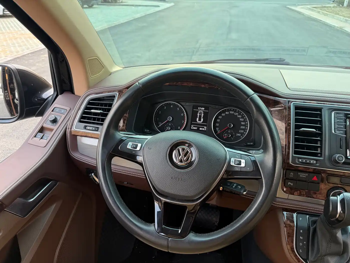 Volkswagen Caravelle 2018 2.0TSI 4WD Luxury Edition 7-Seater фото 10