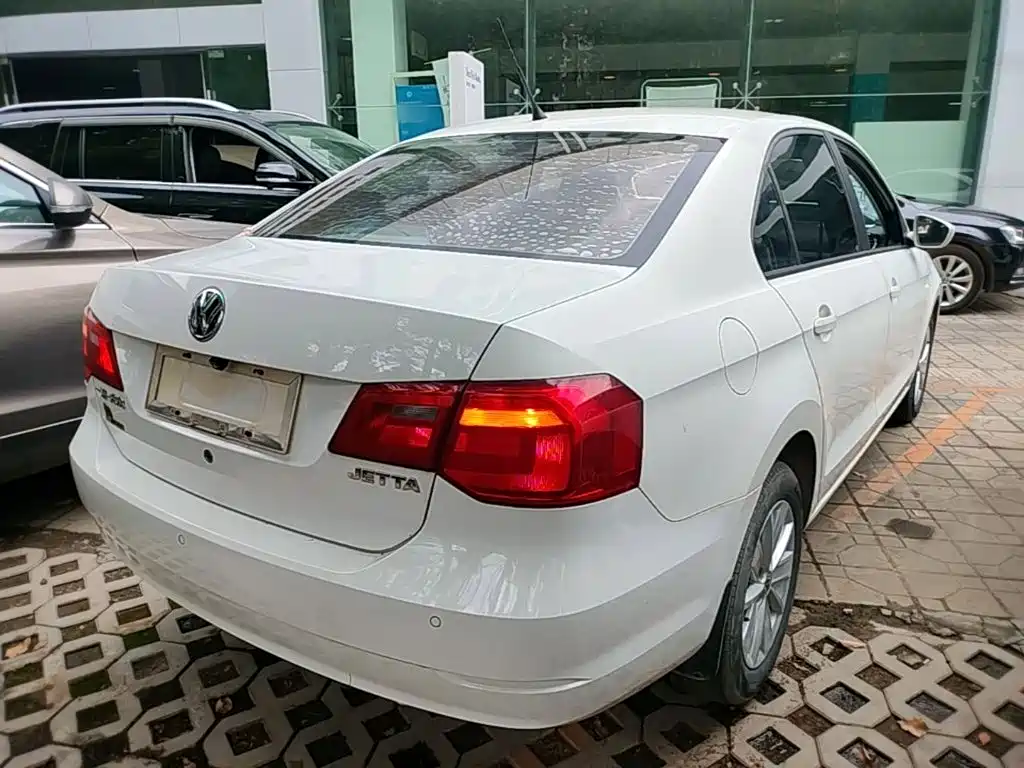 Photo 7 - Volkswagen Jetta