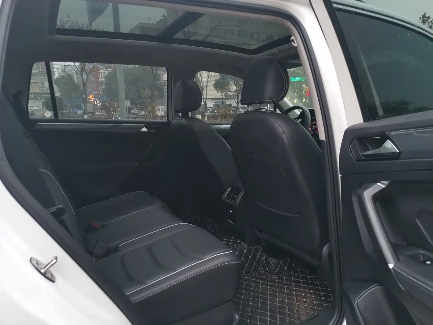 Volkswagen Tiguan L 2021 330TSI Automatic 2WD R-Line Premium фото 8