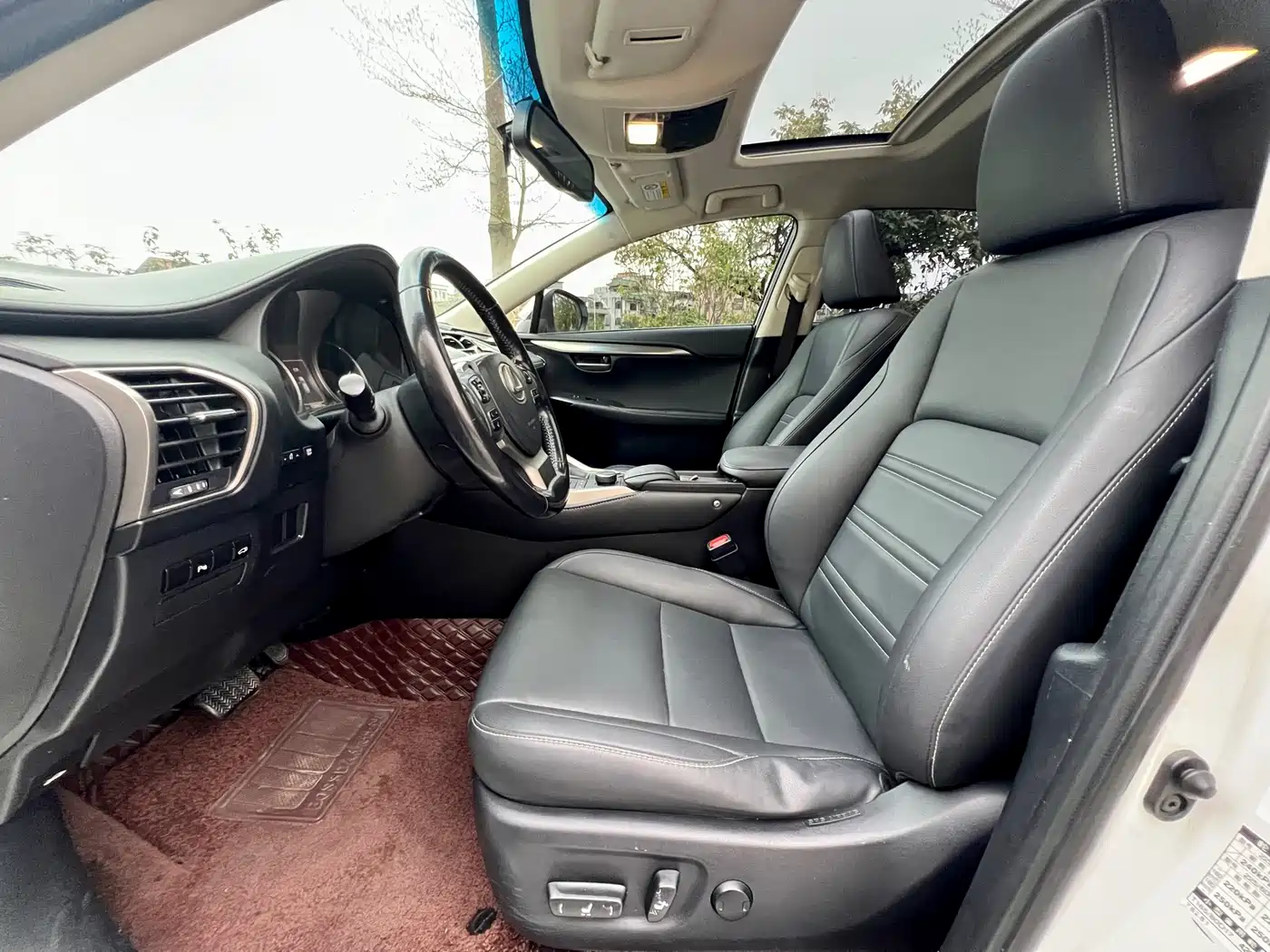 Lexus NX 2015 300h FWD Luxury фото 4