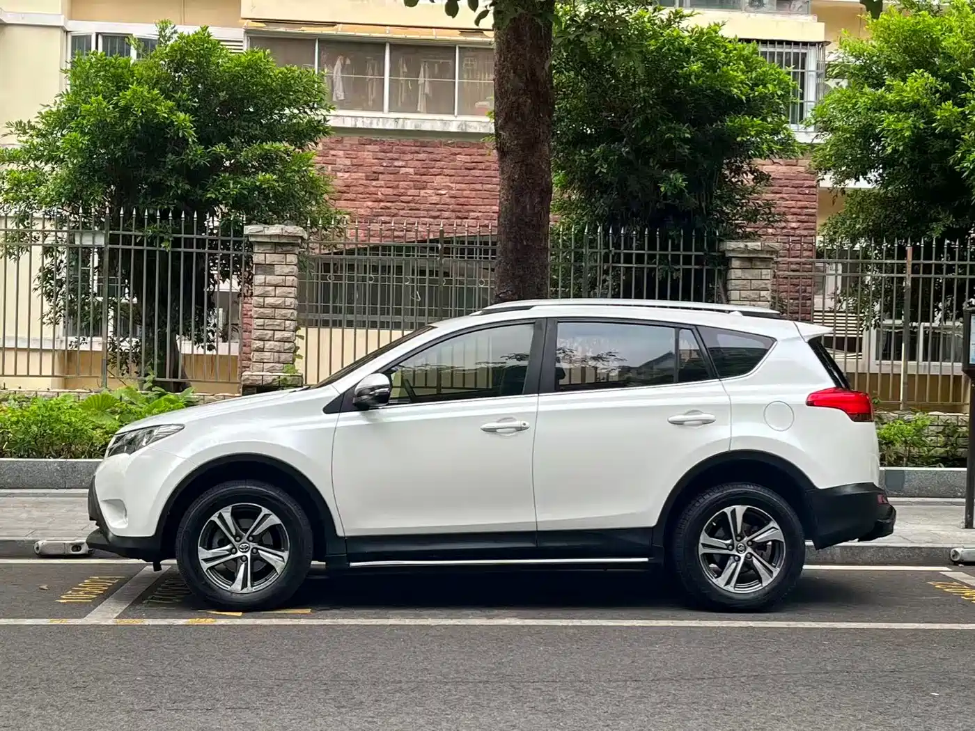 Toyota RAV4 Rongfang 2016 2.0L CVT 2WD Trend (China V) фото 9