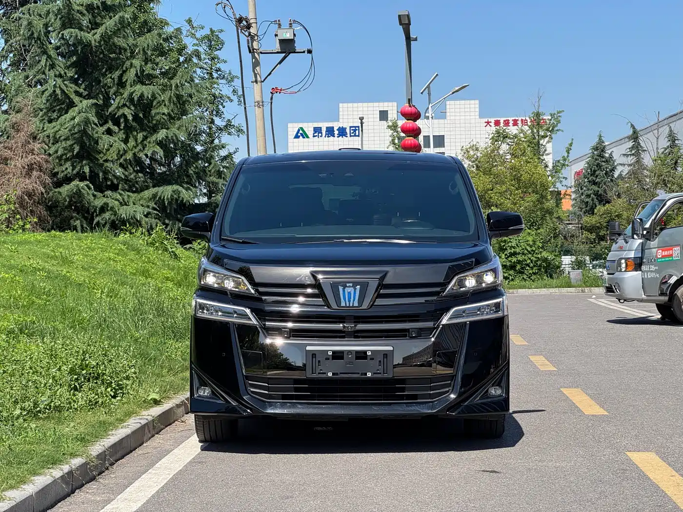 Toyota Vellfire 2023 Crown Hybrid 2.5L HV Ultimate фото 2