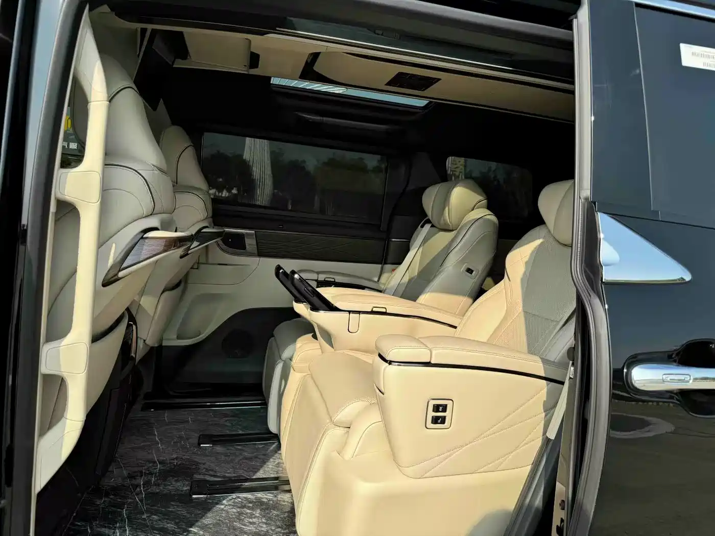 Toyota Alphard 2024 Hybrid 2.5L Ultimate Enjoyment Edition фото 3