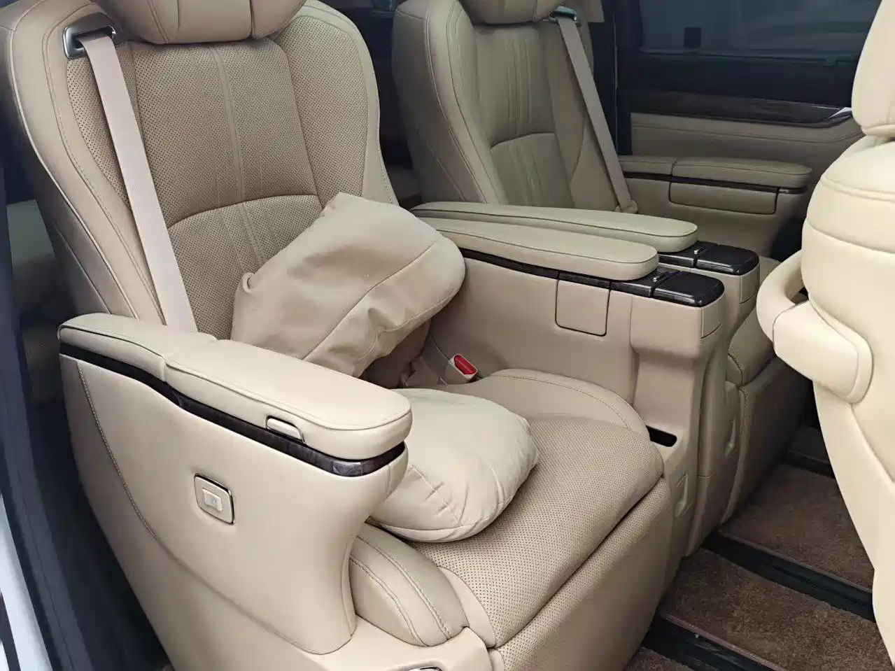 Toyota Alphard 2023 Dual Hybrid 2.5L Ultimate Gold Edition фото 12