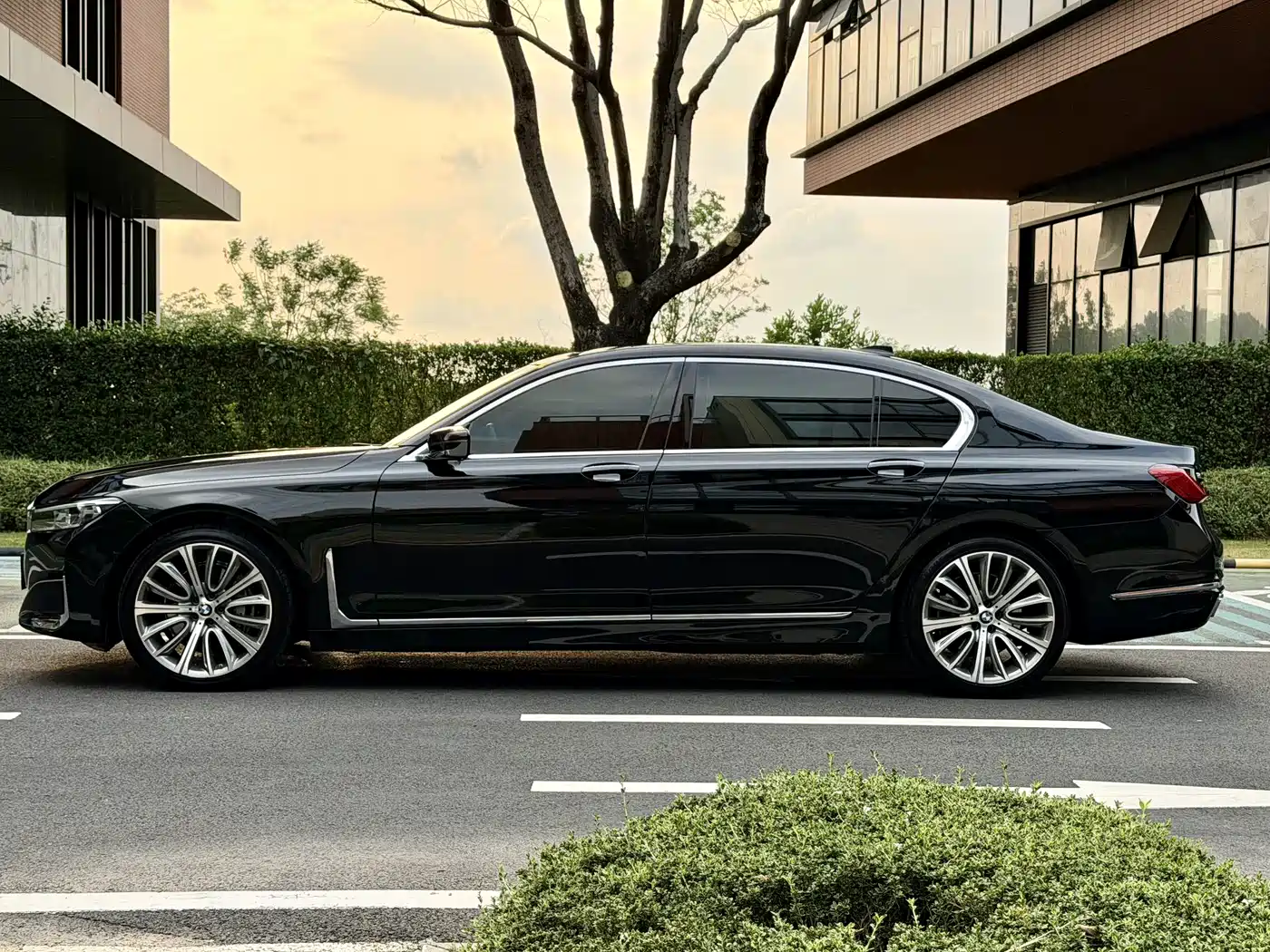 BMW 7 Series 2021 Model 740Li Leading Luxury Package фото 8