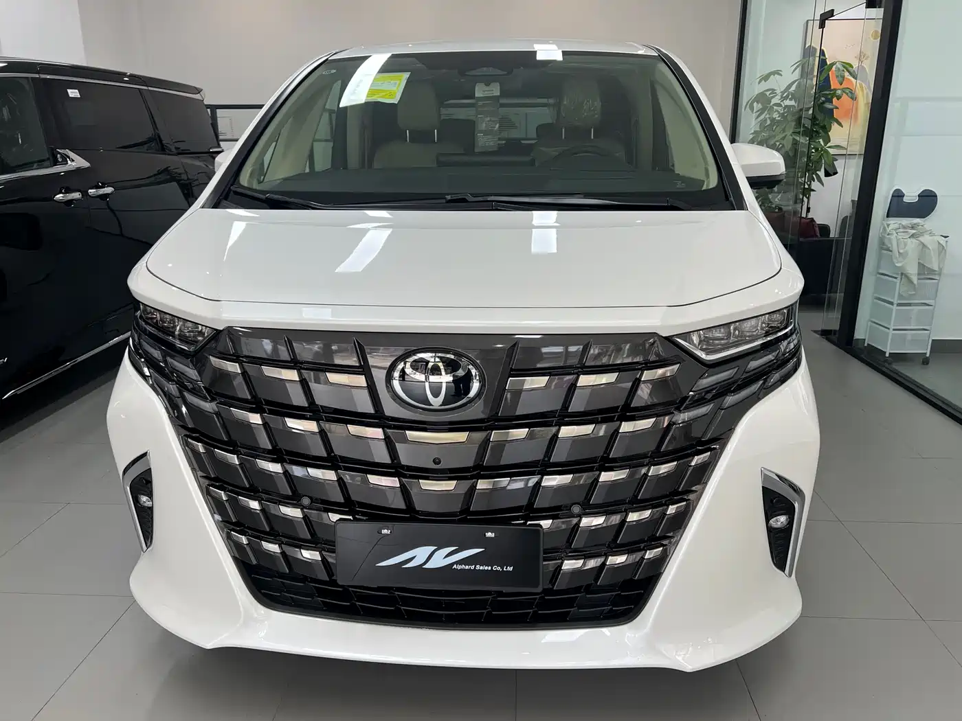 Toyota Alphard 2024 Hybrid 2.5L Ultimate Enjoyment Edition фото 3