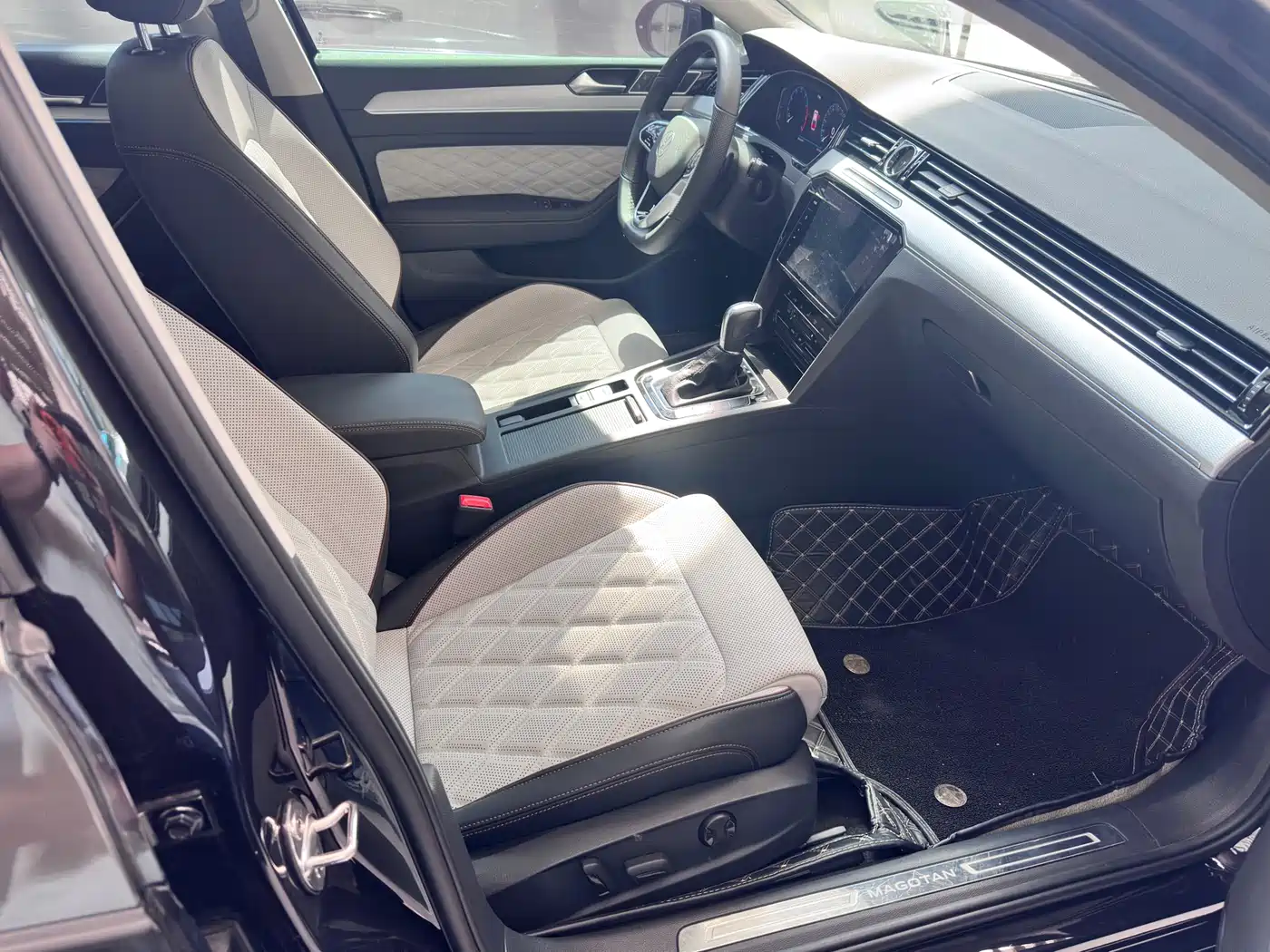 Volkswagen Magotan 2023 Model 2 Million Commemorative Edition 330TSI DSG Luxury фото 11