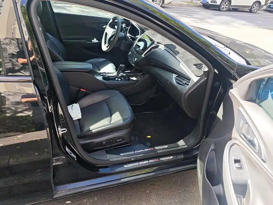 Photo 8 - Chevrolet Malibu XL