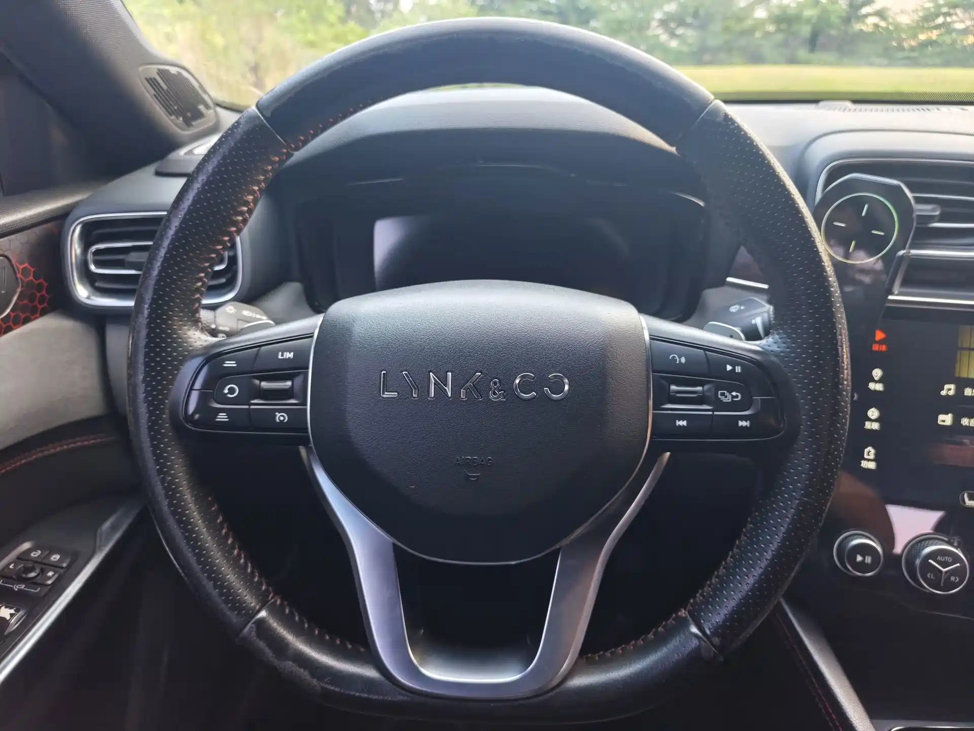 صورة 16 - Lynk & Co 03