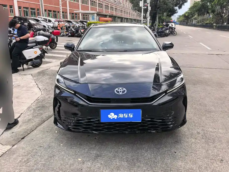 Фото 2 - Toyota Camry