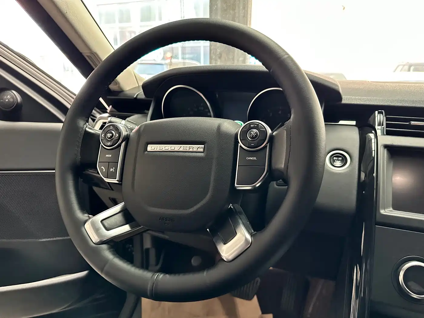 Land Rover Discovery 2018 3.0 SC V6 SE фото 8