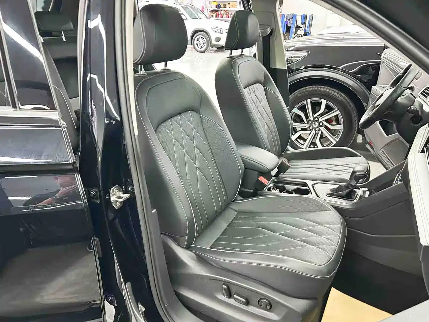 Volkswagen Tiguan L 2024 330TSI Automatic 2WD R-Line Premium Enjoyment Edition фото 13