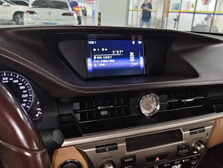 Lexus ES 2015 200 Elite Edition фото 13