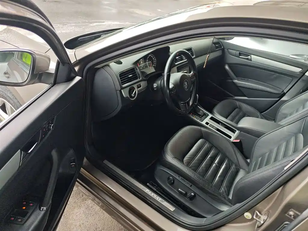 Volkswagen Passat 2015 1.8TSI DSG Prestige Edition фото 16
