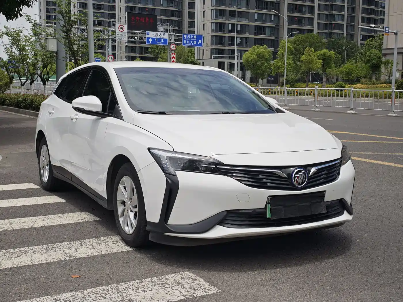 Buick Velite 6 2020 Plug-in Hybrid Connected Fashion Edition фото 3