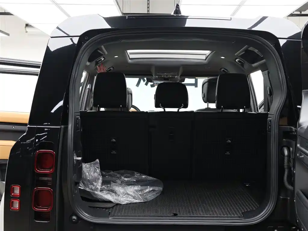 Land Rover Defender 2024 110 3.0T P400 Dark Special Edition фото 13