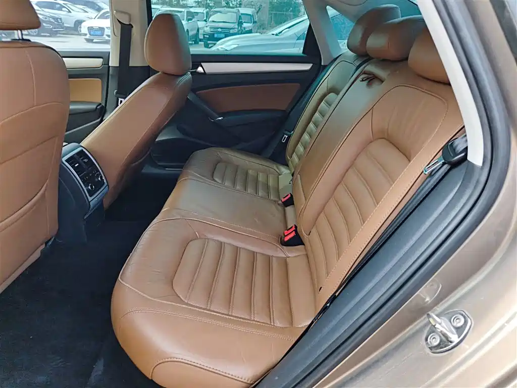 Volkswagen Passat 2014 1.8TSI DSG Executive Edition фото 13