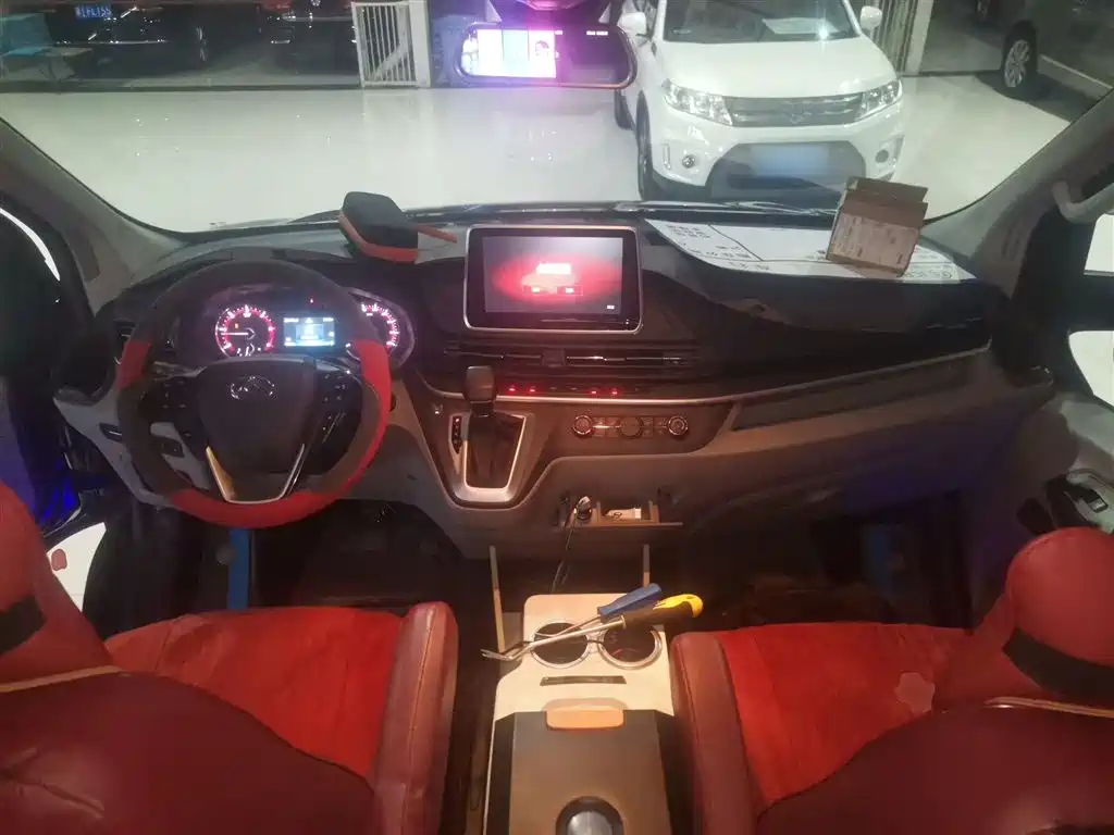 SAIC Maxus Xintu V90 2022 2.0T Automatic Zhiyun King RWD Extended Wheelbase High Roof Single Rear Tire 6/7-Seater фото 10