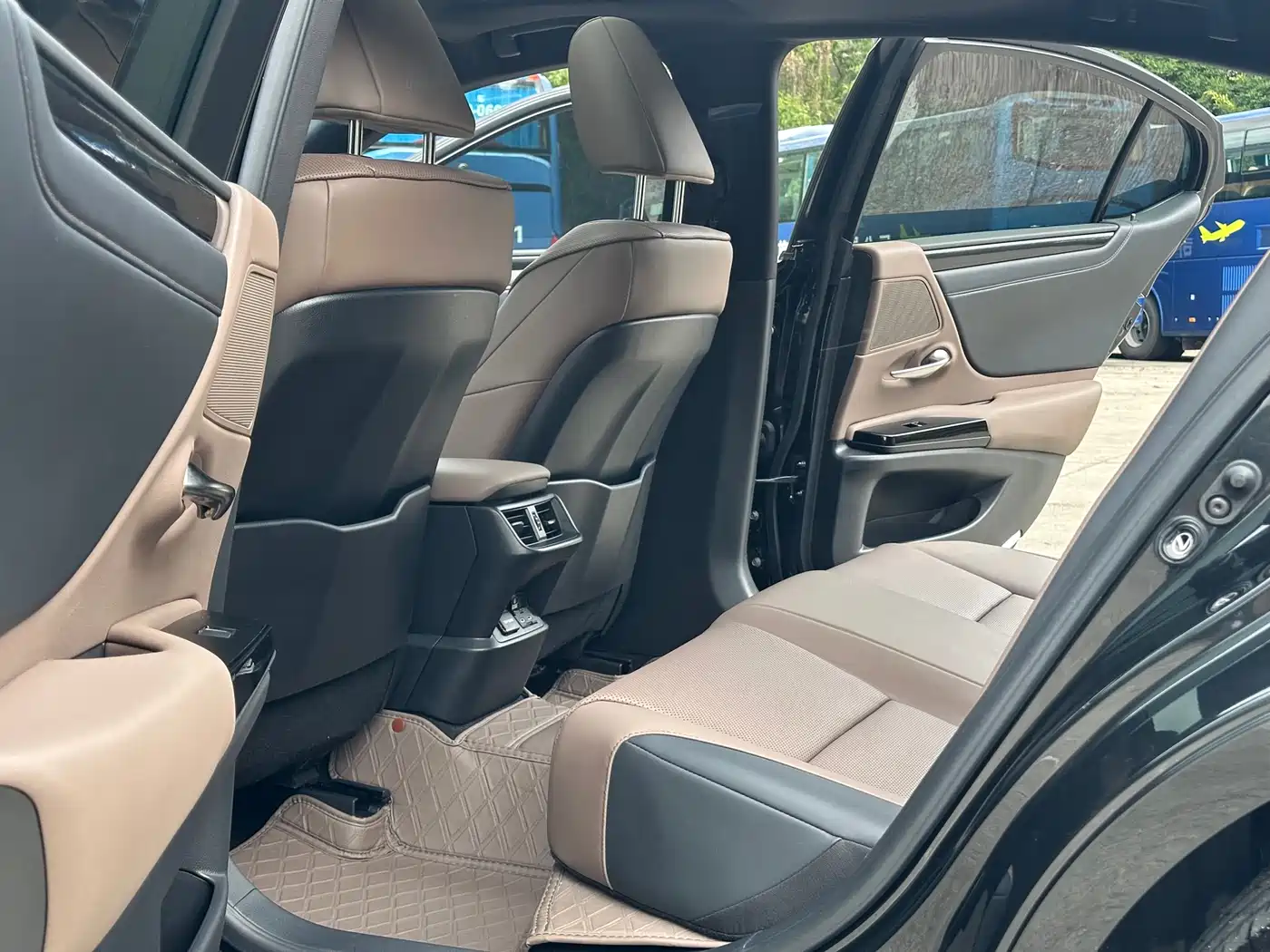 Lexus ES 2023 200 Excellence Edition фото 6