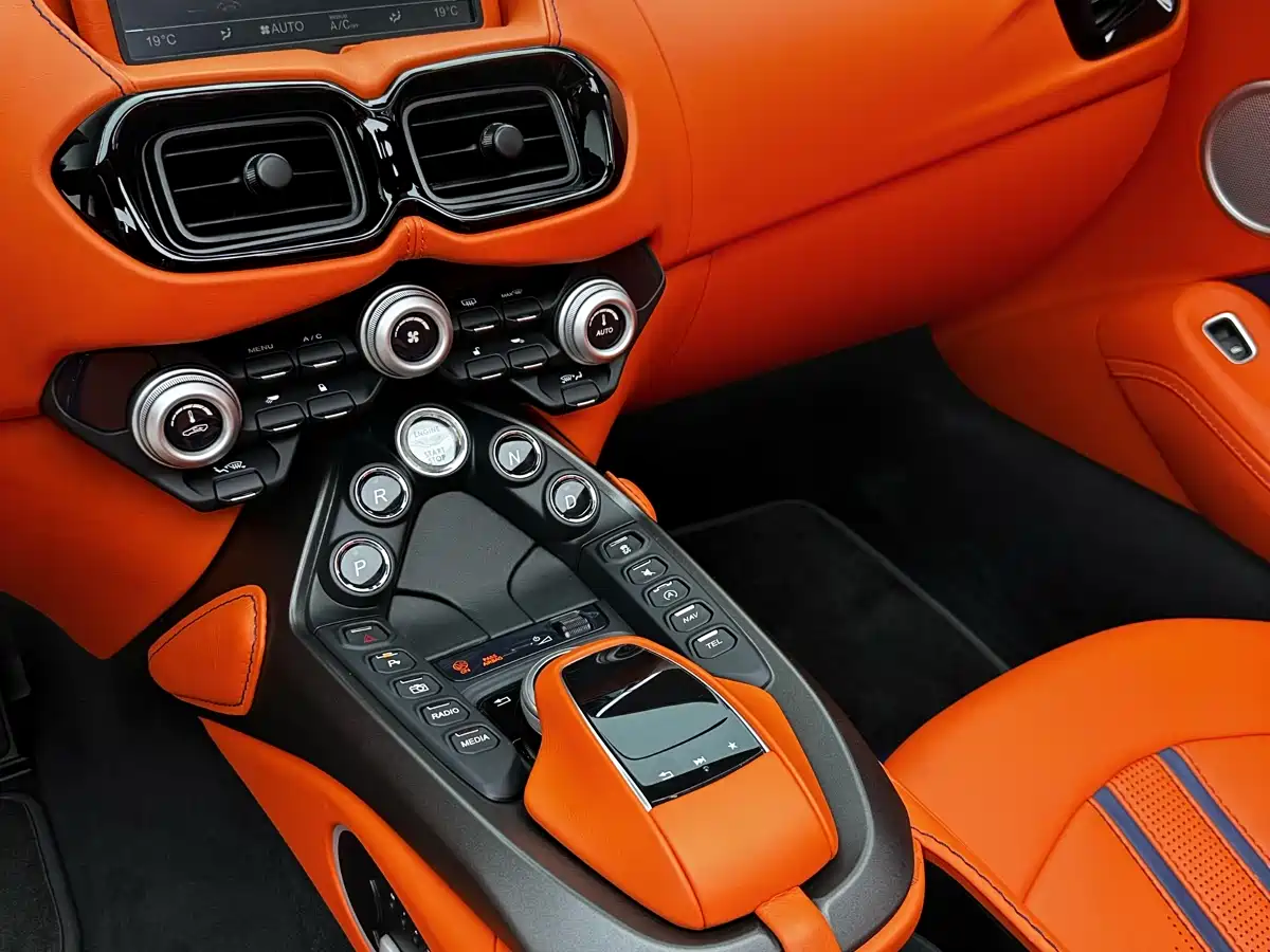 ASTON MARTIN V8 VANTAGE