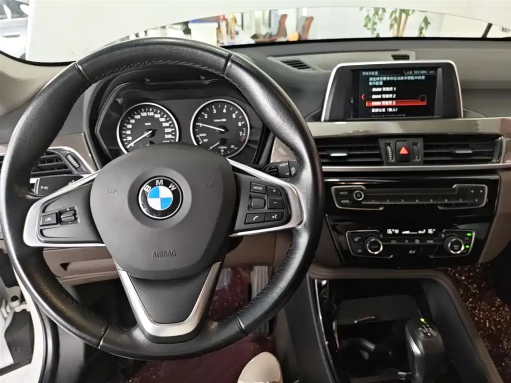 BMW X1 2018 sDrive18Li Premium Model фото 10