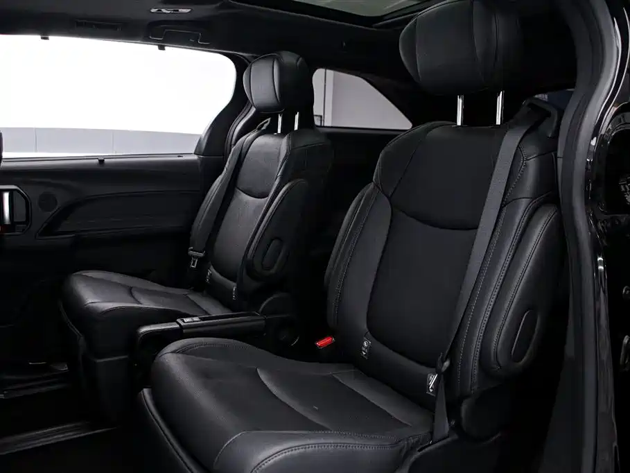 Toyota Sienna 2023 2.5L Hybrid Ultimate Edition фото 14