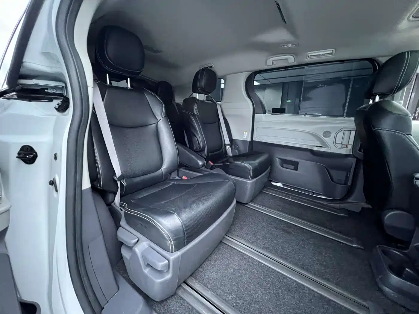 Toyota Sienna 2023 2.5L Hybrid Comfort Edition фото 7