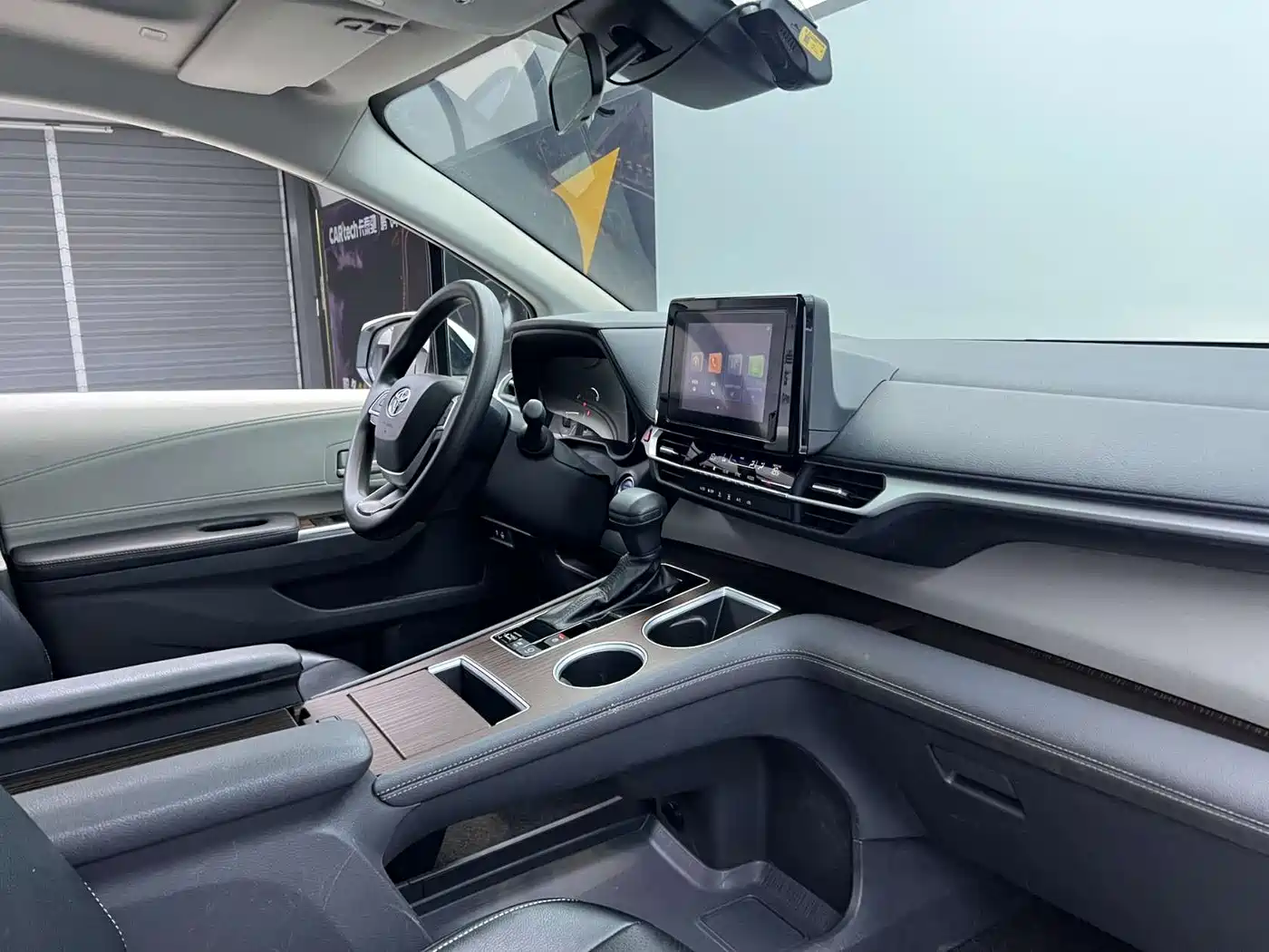 Toyota Sienna 2023 2.5L Hybrid Comfort Edition фото 8