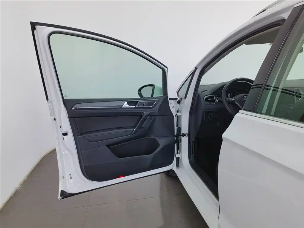 Volkswagen Golf Sportsvan 2016 230TSI Automatic Luxury фото 24