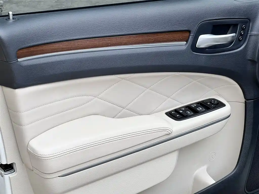 Chrysler 300C (Import) 2016 3.0L Beyond Edition фото 11